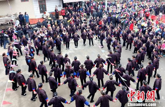 侗族民众在跳多耶舞。　吴练勋　摄