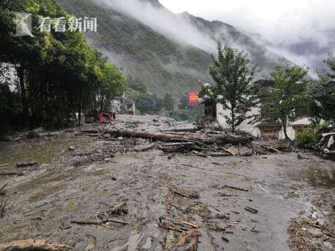 泥石流|突发泥石流大批车辆滞留 热心小伙免费供吃喝