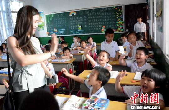 陈大江的孙女陈姵文与新民小学同学们互动。　张金川 摄