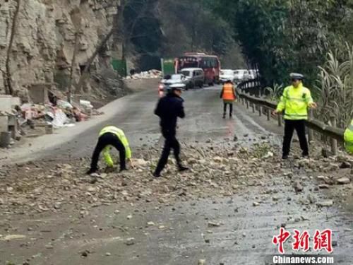 地震发生后，交警迅速排查险情并清理道路上的落石。　珙县交警 摄