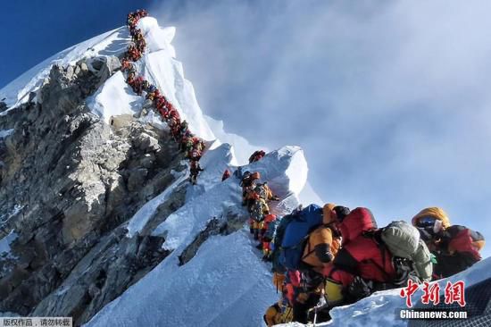 據報道，至少3名登山者當天不幸喪生。尼泊爾當地媒體稱，這可能與當天珠峰擁堵排隊有關。