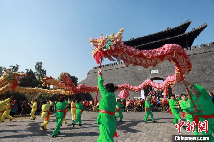 |江苏扬州摆“千岁宴” 邀12位百岁老人逛古街迎重阳