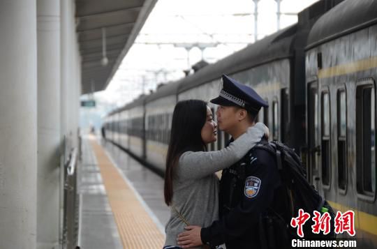 两口子在站台上相遇，赵云鹏显得有些惊讶，却来不及询问，紧紧地把妻子抱在怀里。　孟祥龙 摄