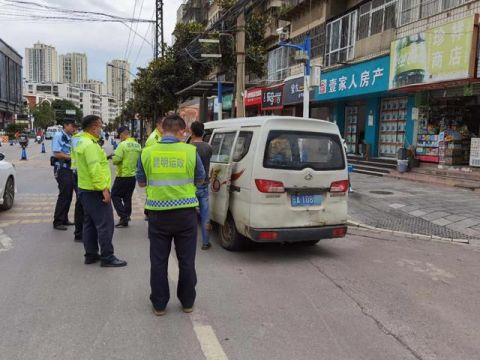 面包车|好危险！面包车拉了满满一车液化气罐满街跑！