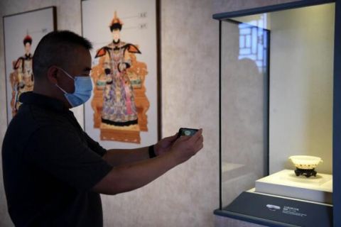 故宫博物院|故宫室内常设展厅恢复开放，参观需戴口罩，观众“主播”多