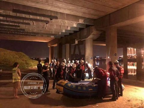 婴儿福建一年轻父亲抱着出生20多天的婴儿跳桥，救援队紧急出动