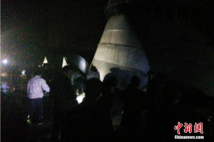 12月4日凌晨，救援人员等在倒塌的污水罐体附近施救。<a target='_blank' href='http://www.chinanews.com/'>中新社</a>记者 胡丰盛 摄