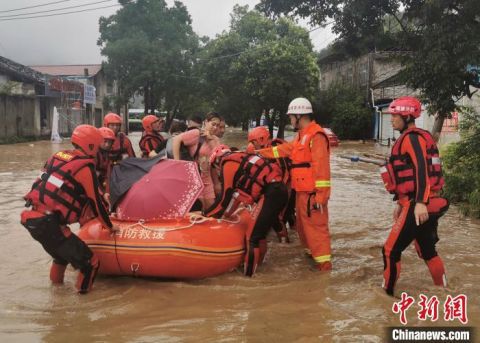 |福建武夷山水漫城区 消防队员紧急营救