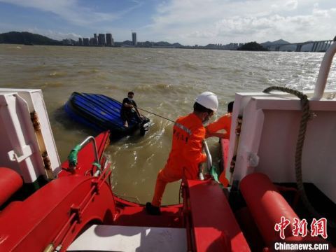 海事局|广州海事部门快速反应在珠江口救起3名落水者