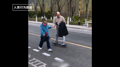 |100岁奶奶贴脸陪伴98岁爷爷，网友：等我老了也想这样