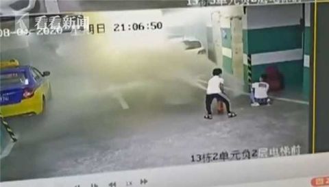 地下车库|两小孩乱弄灭火器 小区地下车库里车辆全白了头