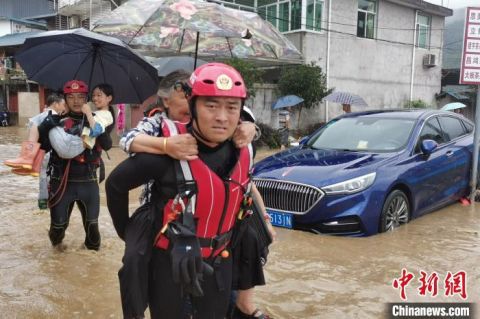 |福建武夷山水漫城区 消防队员紧急营救