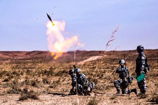 陆军中国00后新兵鏖战西北大漠：真正感受到了战场氛围