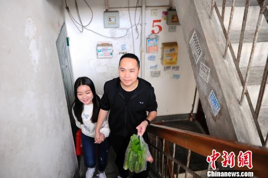赵云鹏和妻子恩爱有加，即使在楼道里也牵着妻子的手。　蒋雪林 摄