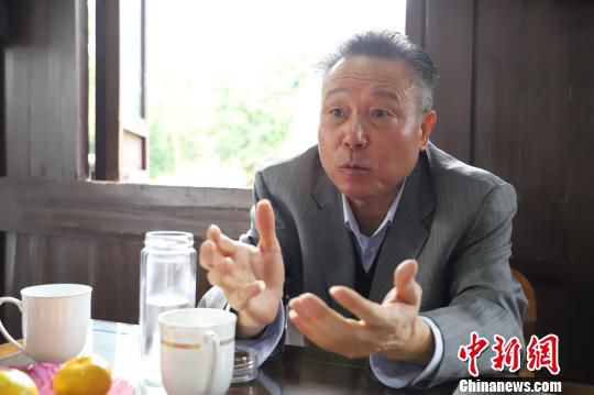 图为:赵荣华. 胡小丽 摄