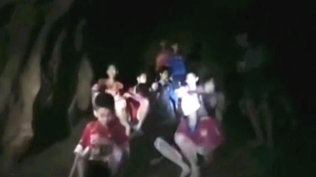 泰国军方:足球队员或仍将被困数月 感人瞬间曝