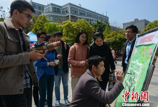 3月21日，江西理工大学举办手绘“百春图”迎春分活动。　曾江文 摄