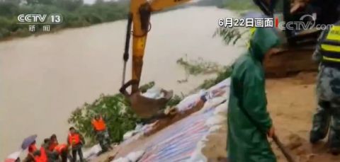 滑坡安徽桐城：堤坝滑坡 全力抢险成功处置