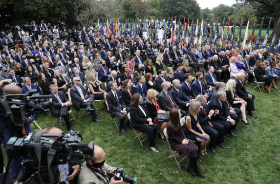 |特朗普顾问确诊新冠肺炎后感慨：“要是之前戴口罩就好了！”