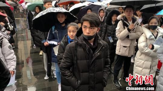考场外俊男美女云集。　康玉湛 摄