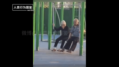 |100岁奶奶贴脸陪伴98岁爷爷，网友：等我老了也想这样