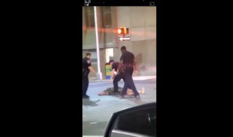 美国警察美国警察再被拍下暴力执法 女子遭重拳击倒在地