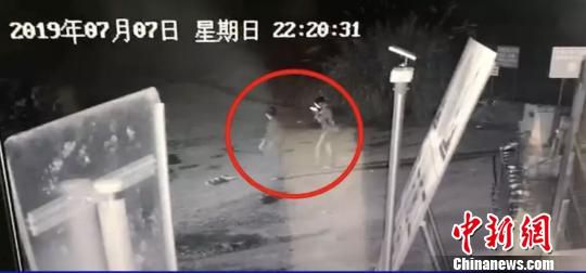 象山警方发布的监控画面。 警方 供图 摄 象山警方发布的监控画面。 警方 供图 摄