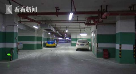 地下车库|两小孩乱弄灭火器 小区地下车库里车辆全白了头