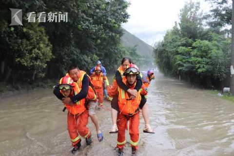 泥石流|突发泥石流大批车辆滞留 热心小伙免费供吃喝
