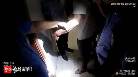 法制|为了找到割腕男子，民警深夜挨家挨户敲门