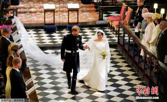 当地时间5月19日，英国哈里王子与美国女星梅根·马克尔在英国温莎城堡举办婚礼。新人在圣乔治教堂内。