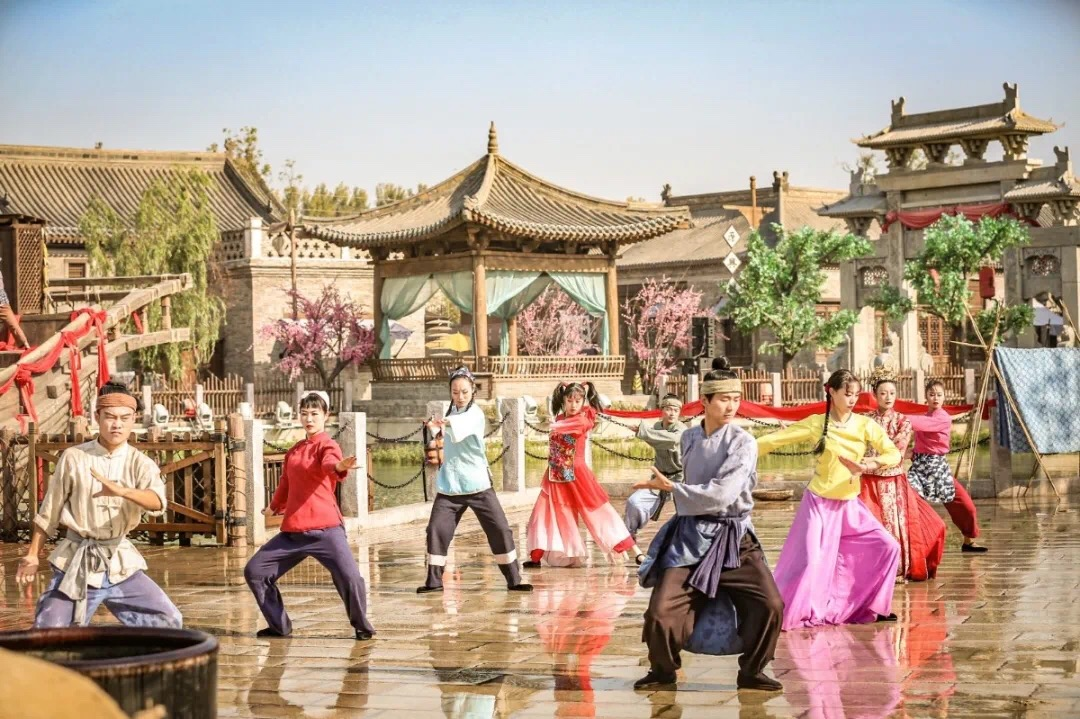 【】再相逢！电影小镇将于3月28日恢复开园