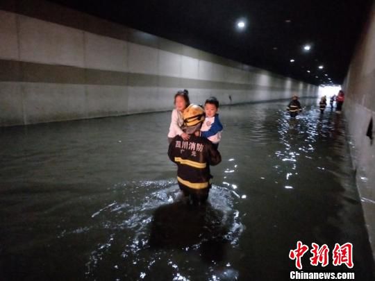 图为被洪水困在校车里的学生被安全救出。　苗志勇 摄