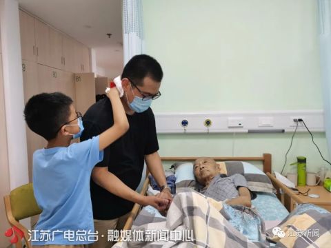 谢晓莉30多年前，父亲没放弃失聪的他！30多年后，他整日守在父亲的病榻前…