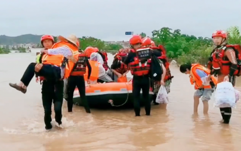 消防|“让我做你的眼”！消防员洪水中抱出88岁盲人老奶奶