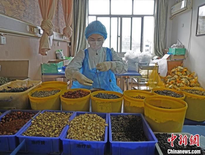 医务人员加紧配制防治新冠肺炎的中药预防包 李风 摄