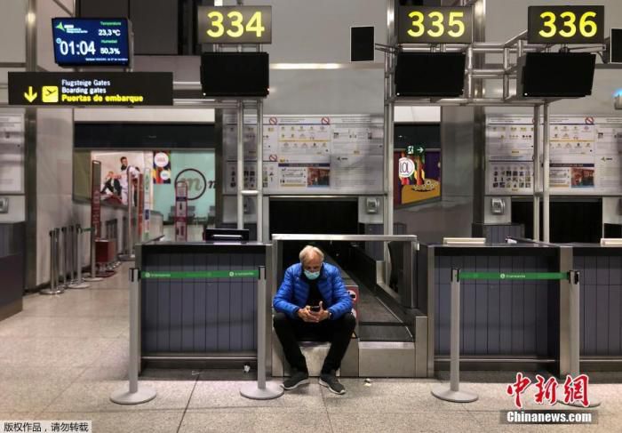 资料图：受新冠肺炎疫情影响，各国机场均显萧条。图为在西班牙马拉加的机场，一名男子戴着口罩等待他的航班起飞。