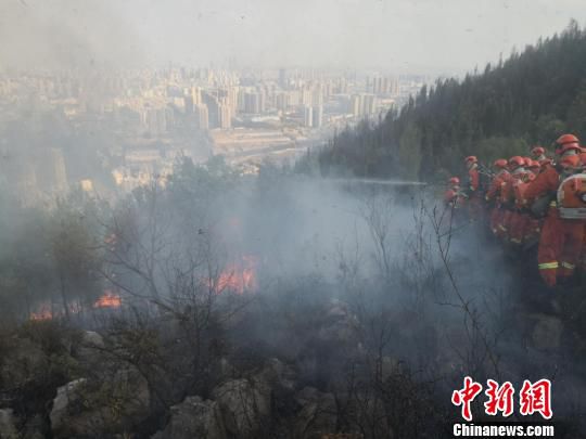 图为森林消防员正在现场扑救。云南省森林消防总队昆明支队供图