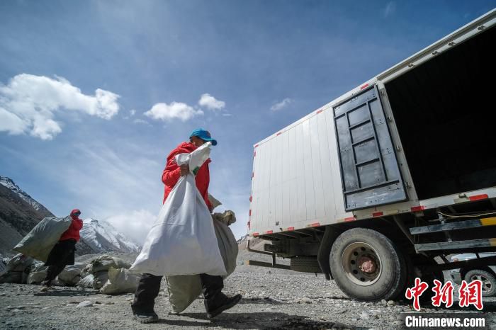 户外运动世界海拔最高环保行动 西藏进行大规模登山垃圾清理回收