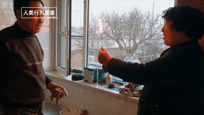 |100岁奶奶贴脸陪伴98岁爷爷，网友：等我老了也想这样