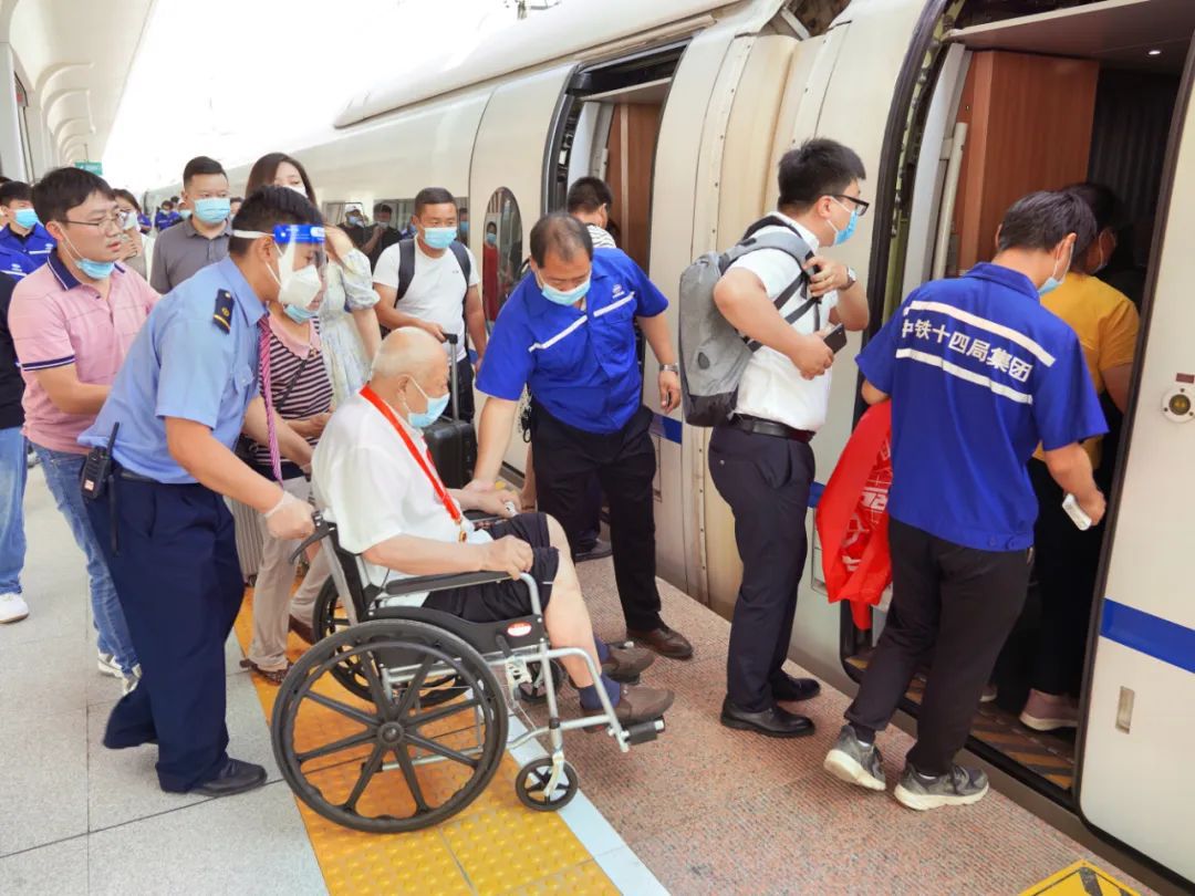 暴雨致多趟列车晚点或停运，湖南多个高铁站加开17趟列车紧急转运15000名滞留旅客 - 民生 - 三湘都市报 - 华声在线