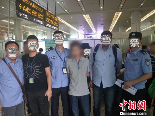 5月12日，广州警方将嫌疑人李某押解归案。广州警方 供图
