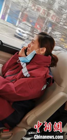 胡鑫拜托父亲照顾女儿“朵朵” 吉林市中心医院供图 摄