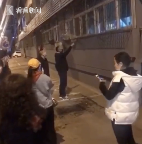 「」警方通报17岁留学生拒隔离：事件主角系其父亲和弟弟