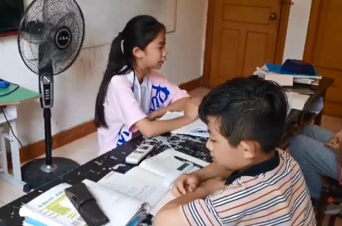 张民|13岁“神童”大专毕业后在自家“私塾”当助教 女孩父亲：每月发2000元工资