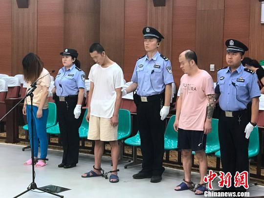 审判长对被告人任晨英等11名被告人恶势力犯罪案件的公开宣判正在进行