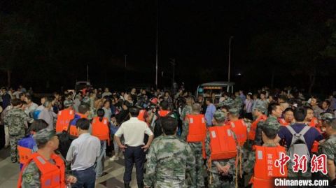 时政|新安江水库首次9孔全开泄洪 下游群众彻夜紧急转移