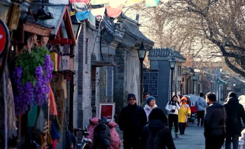 游人在北京东城区南锣鼓巷民俗文化景区参观 李欣/摄