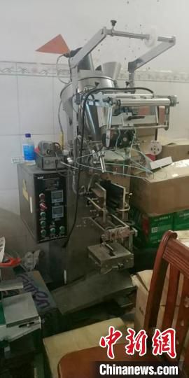 图为查扣的生产加工假药的机器设备。银川市公安局环保分局供图