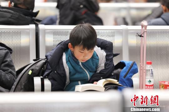 1.6万册公益图书漂流进火车站 暖心陪伴游子